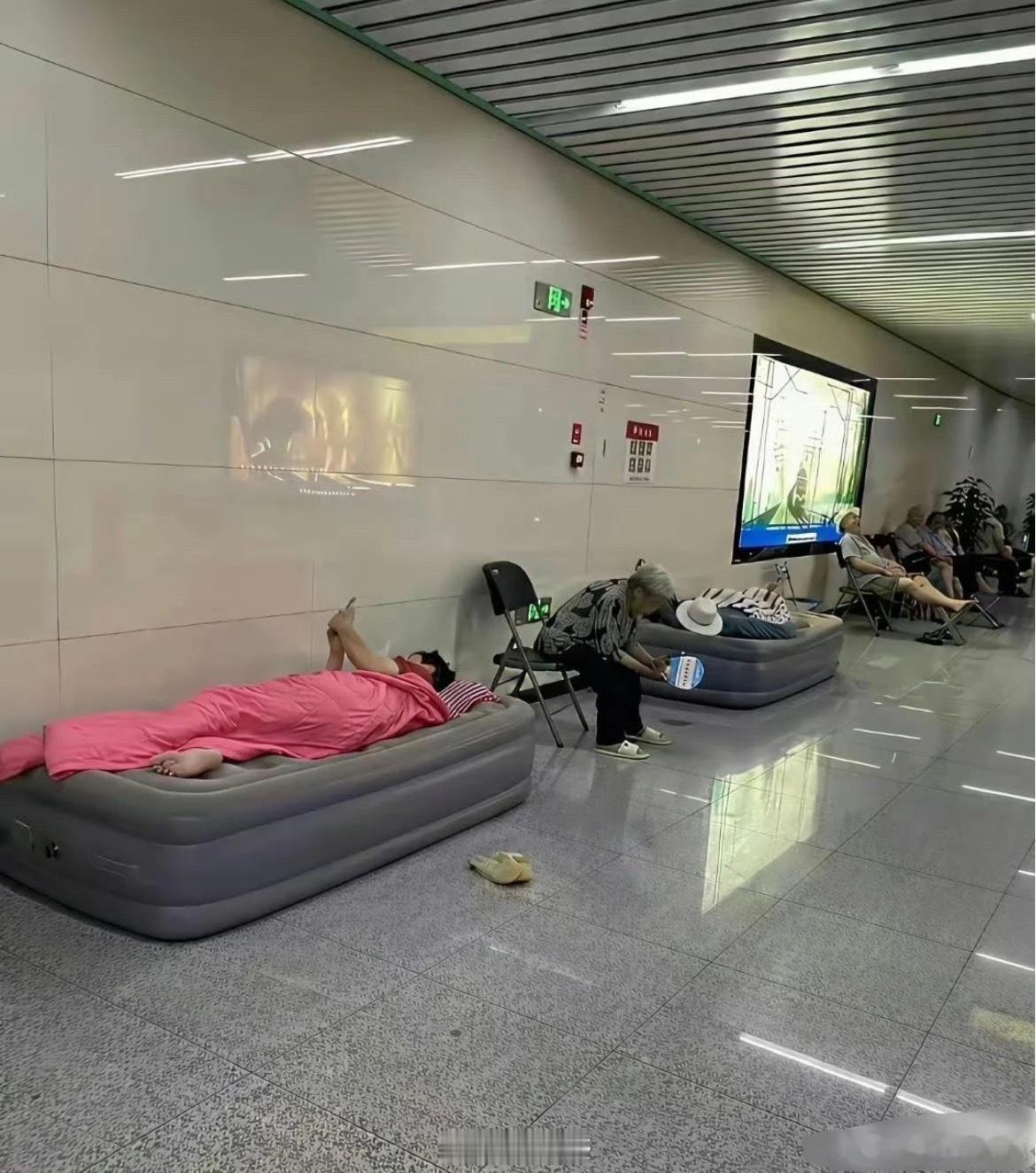 我天，这么跑到地铁站蹭空调真的合适吗 