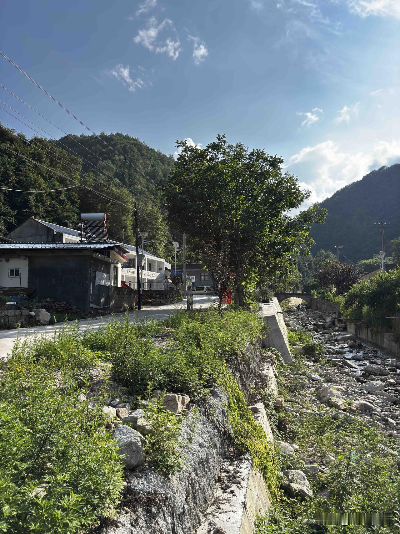 蓝田辋川白岩沟这里，图一的土房子，这里还属于蓝田地盘，从这条路上去，就快到柞水了