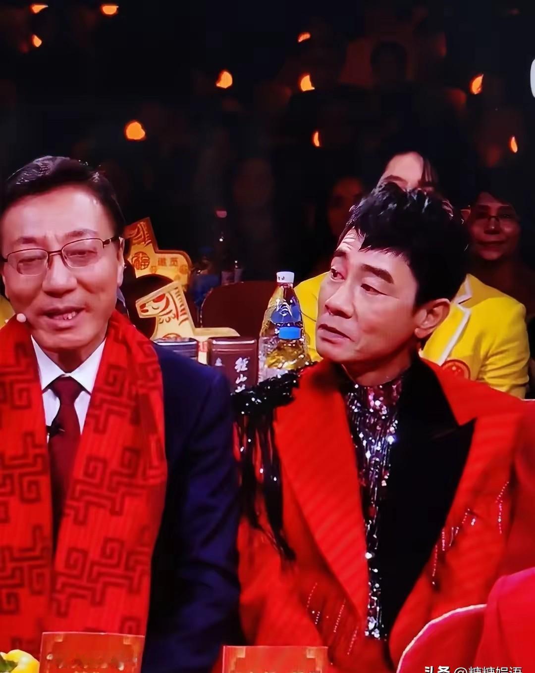 59岁陈小春当众落泪，只因一句话！
谁能想到，这个狠角色竟被“粮食充足”四个字，