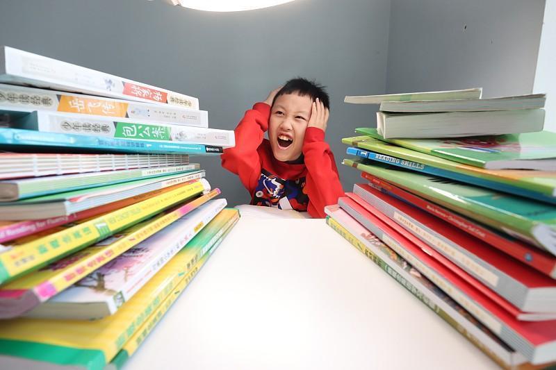 教材难度提升、科目数量增加，小升初压力真的只能靠“报班”和“刷题”来应对吗？
新