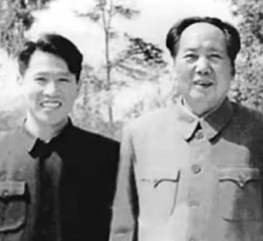 1976年9月9日，一男子在得知毛主席去世后，拿着剪刀就直冲毛主席的房间，来到毛