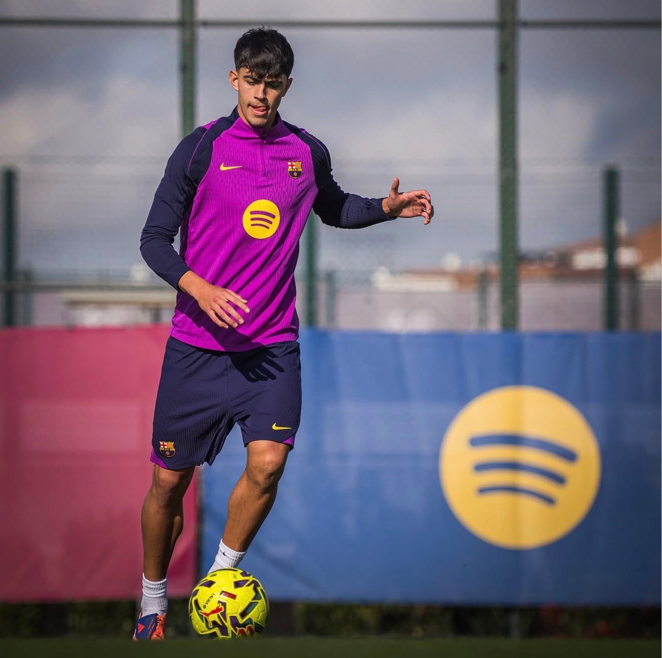 罗梅罗：伯纳尔将代表巴萨竞技参加一场训练赛，以继续找回比赛节奏。🏖️今天是训练