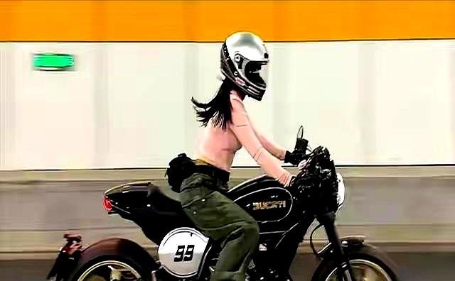 说实话，弟弟拿世界冠军，火的却是姐姐，这事儿挺有意思。

兰州00后小伙吴宜泽，