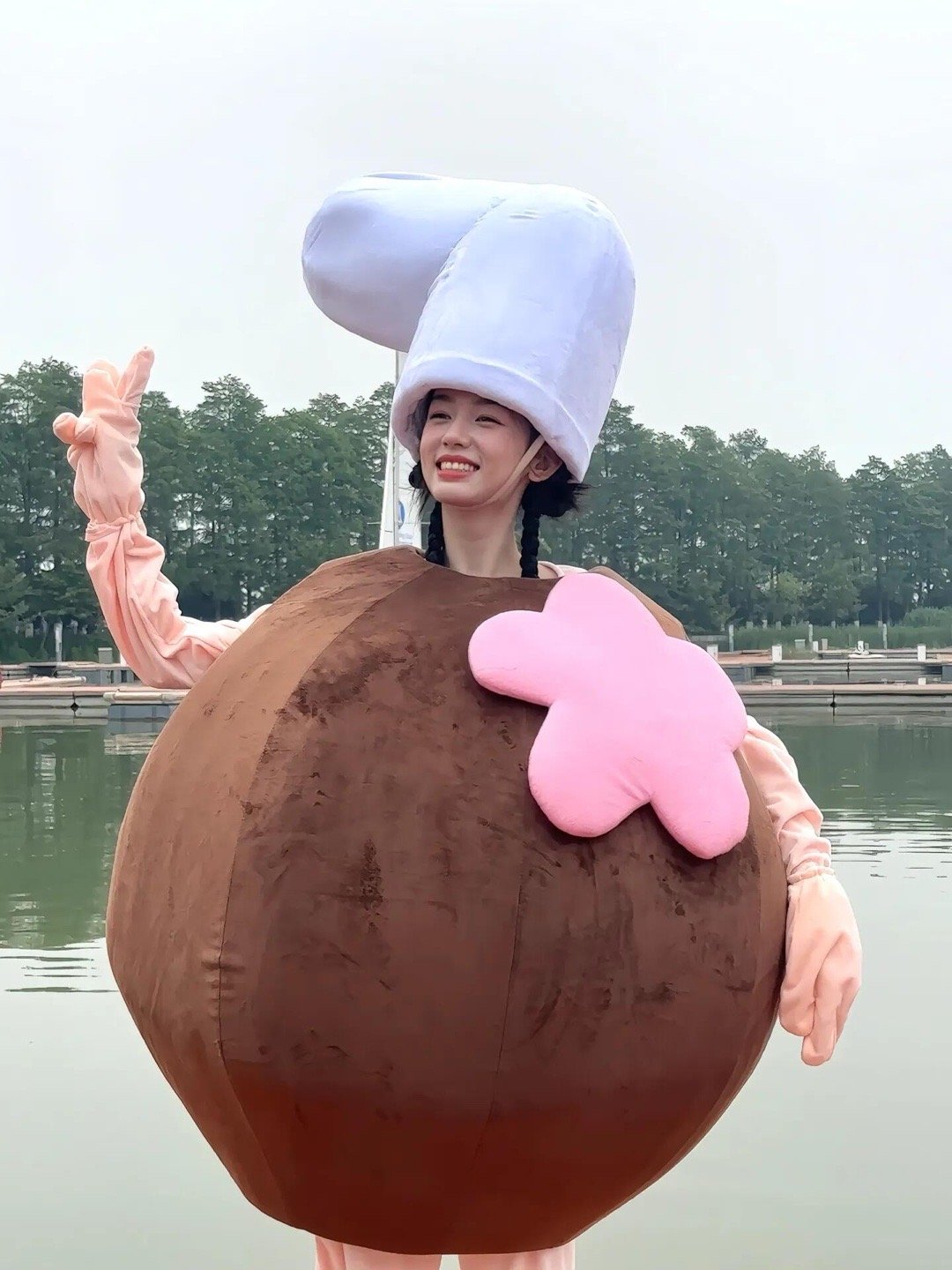 你是周也那她是谁 救命！翻到周也早期抽象视频笑不活了！所以美女都是自带搞笑天赋的