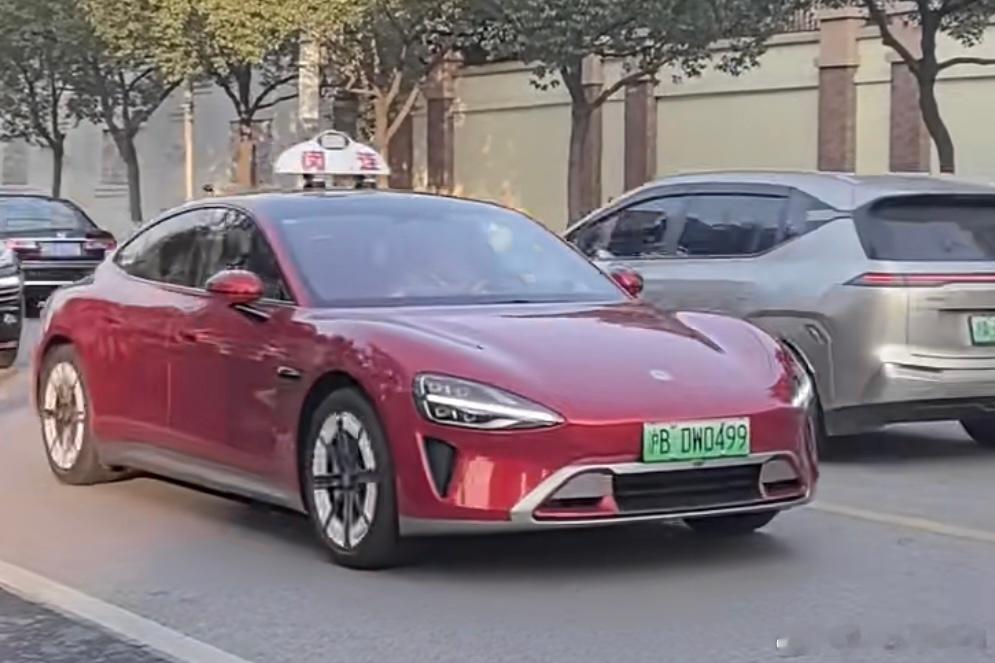 SU7出租车在上海的拉风程度不亚于05年的奔驰出租车 