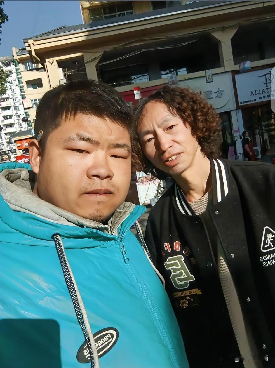 在陕西汉中宁强老街碰见国际巨星庞麦郎了。就前天下午，我正溜达着，远远看见一个人蹲