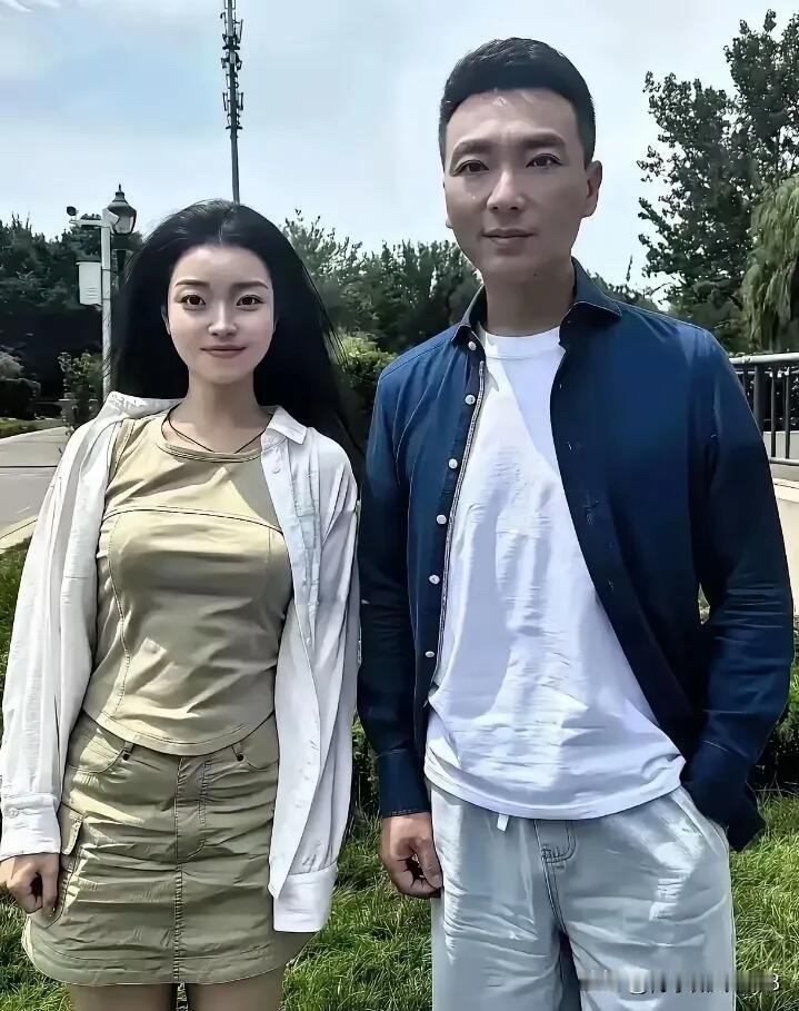 一晃眼康辉进入央视工作有30多年了，这么多年过去了，他依旧是那么儒雅帅气，有风度