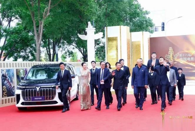 不久前，第十八届、第十九届中国电影华表奖颁奖典礼在国家体育馆举行，岚图汽车以“红