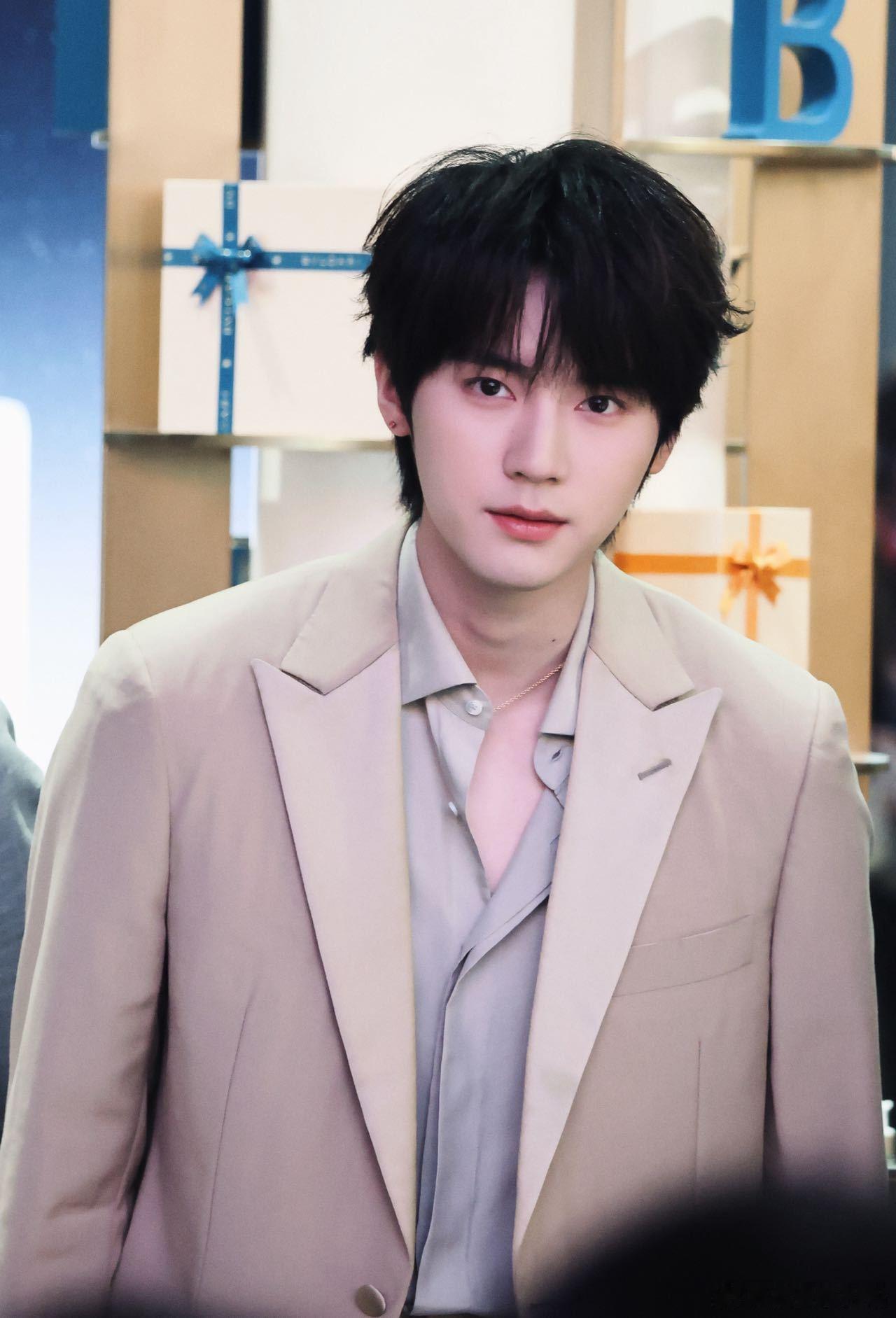 周翊然 我住的城市从不下雪香槟色西装完全贵公子，周翊然重庆线下活动好多人啊！ 