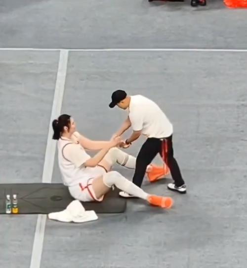 这位是18岁的中国篮球新星张子宇，身高7英尺3英寸（约2.21米），是世界上最高