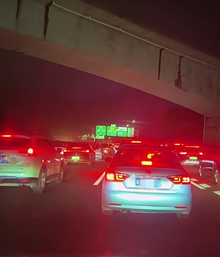 五一想着错峰出门避堵，结果全网车友全踩一块儿，高速直接堵成大型停车场，导航红得发
