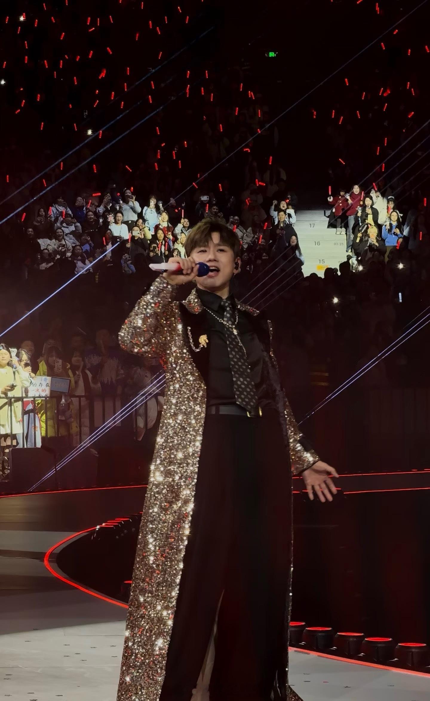 张杰不再参加任何需要投票的活动有人说张杰是因为没得奖才退出的？粉丝澄清说他早就不