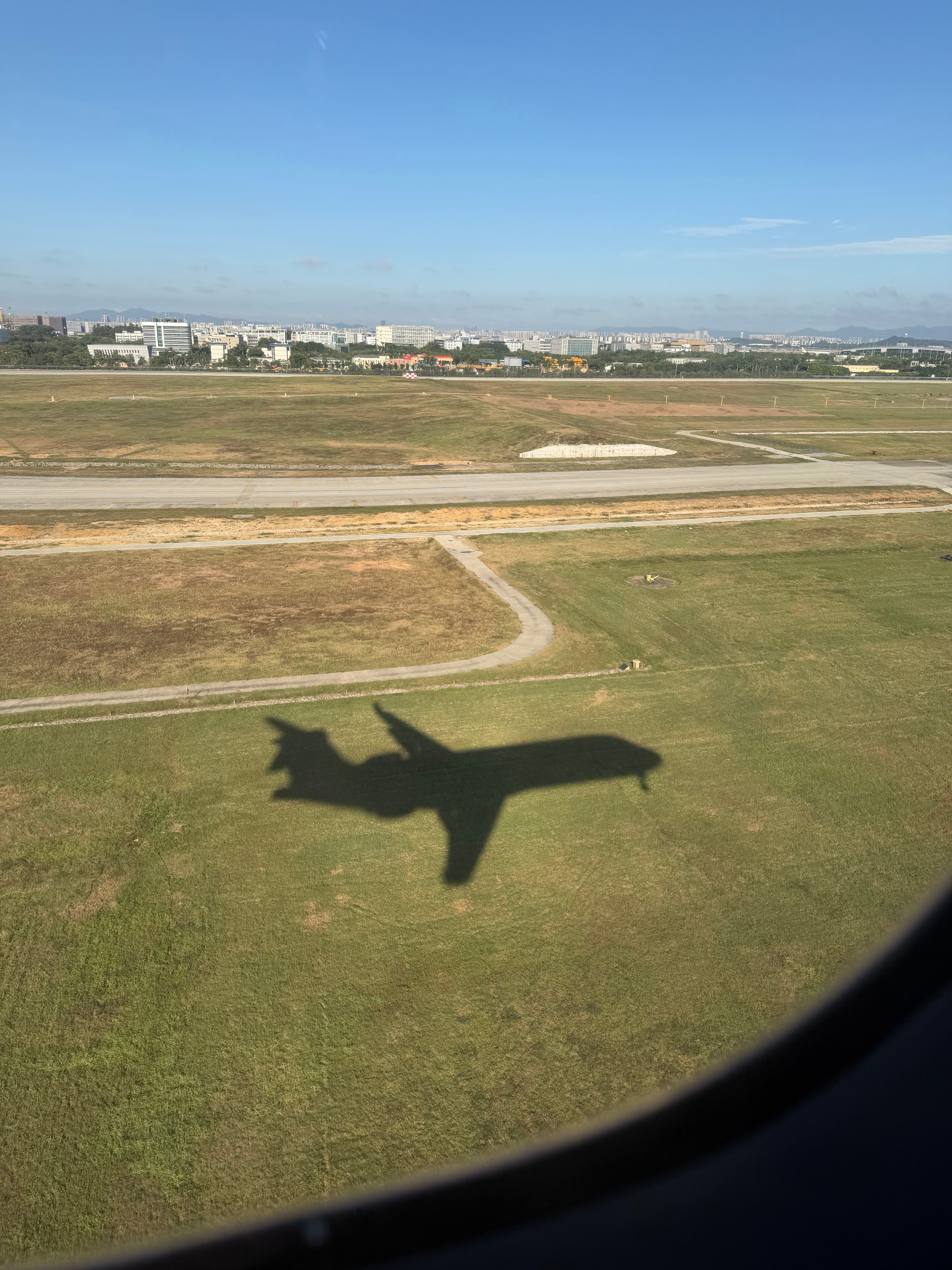 刚刚落地，顺利“涌现”广州[哈哈]打开微博就看到这个头条。西大今年第几次航空事故