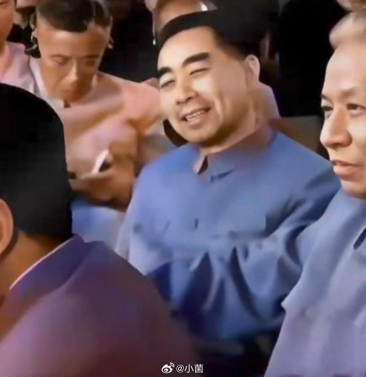 周总理望向毛主席的眼神和微笑充满了发自内心的敬仰和佩服，毛主席和周总理在中国现代