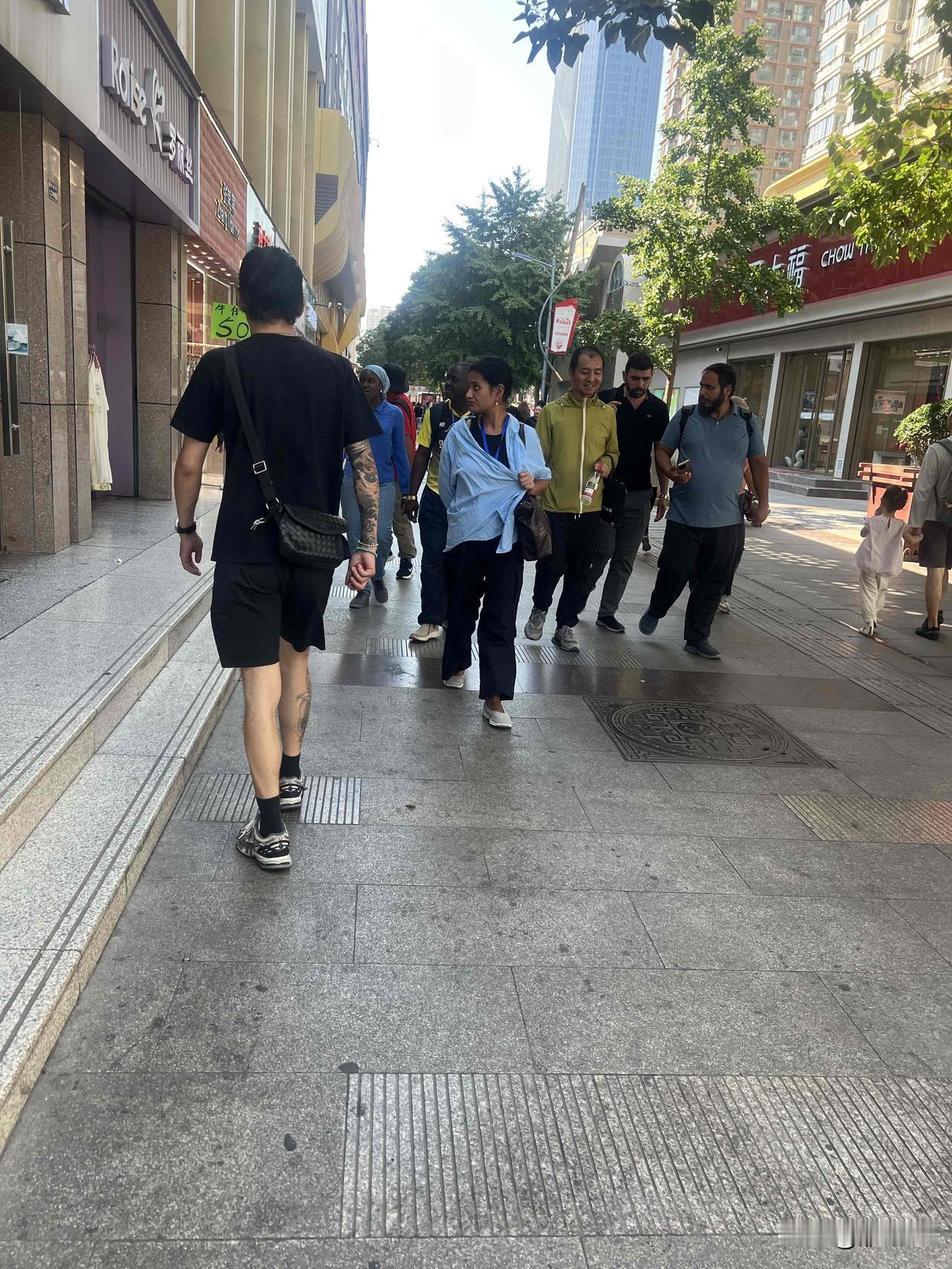 一般情况下，在兰州很少遇到一大批的外国朋友
今天在兰州市城关区张掖路看到了一大帮