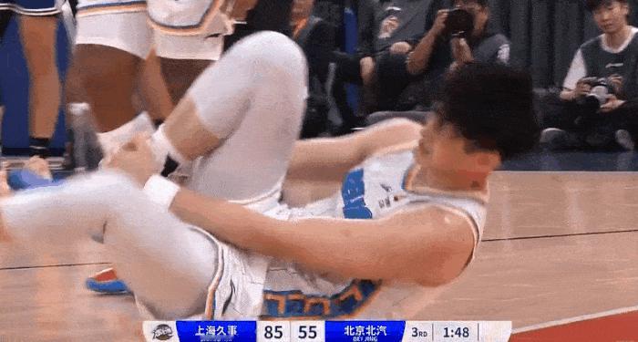 中立球迷的我都看不下去了，任俊威垫脚曾凡博后还在那笑嘻嘻，为自己违体只被北京罚一