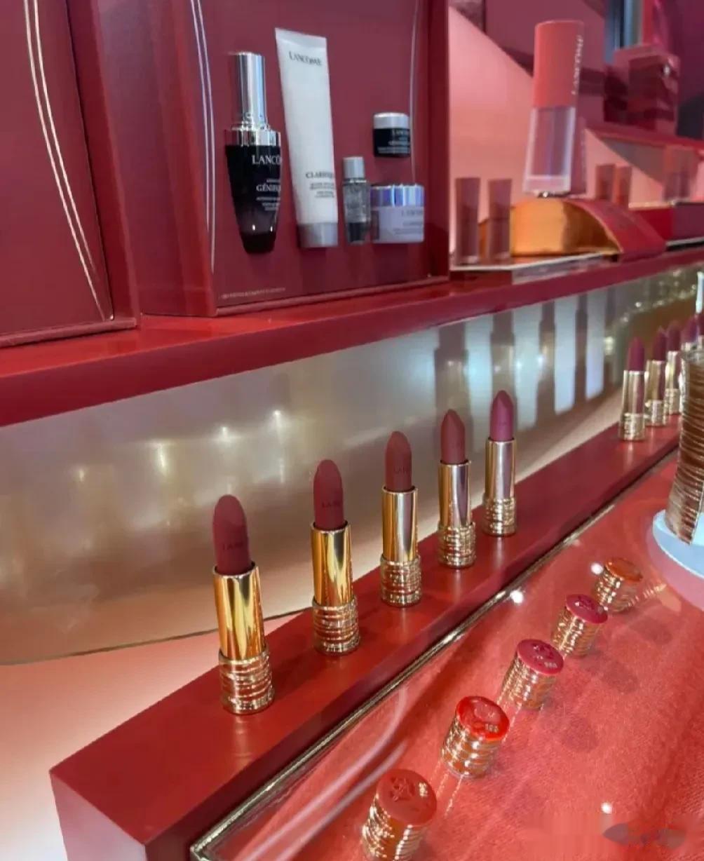 来到apm，首先映入眼帘的是宽敞明亮的大厅和时尚前卫的设计。这里的装修简直是艺术