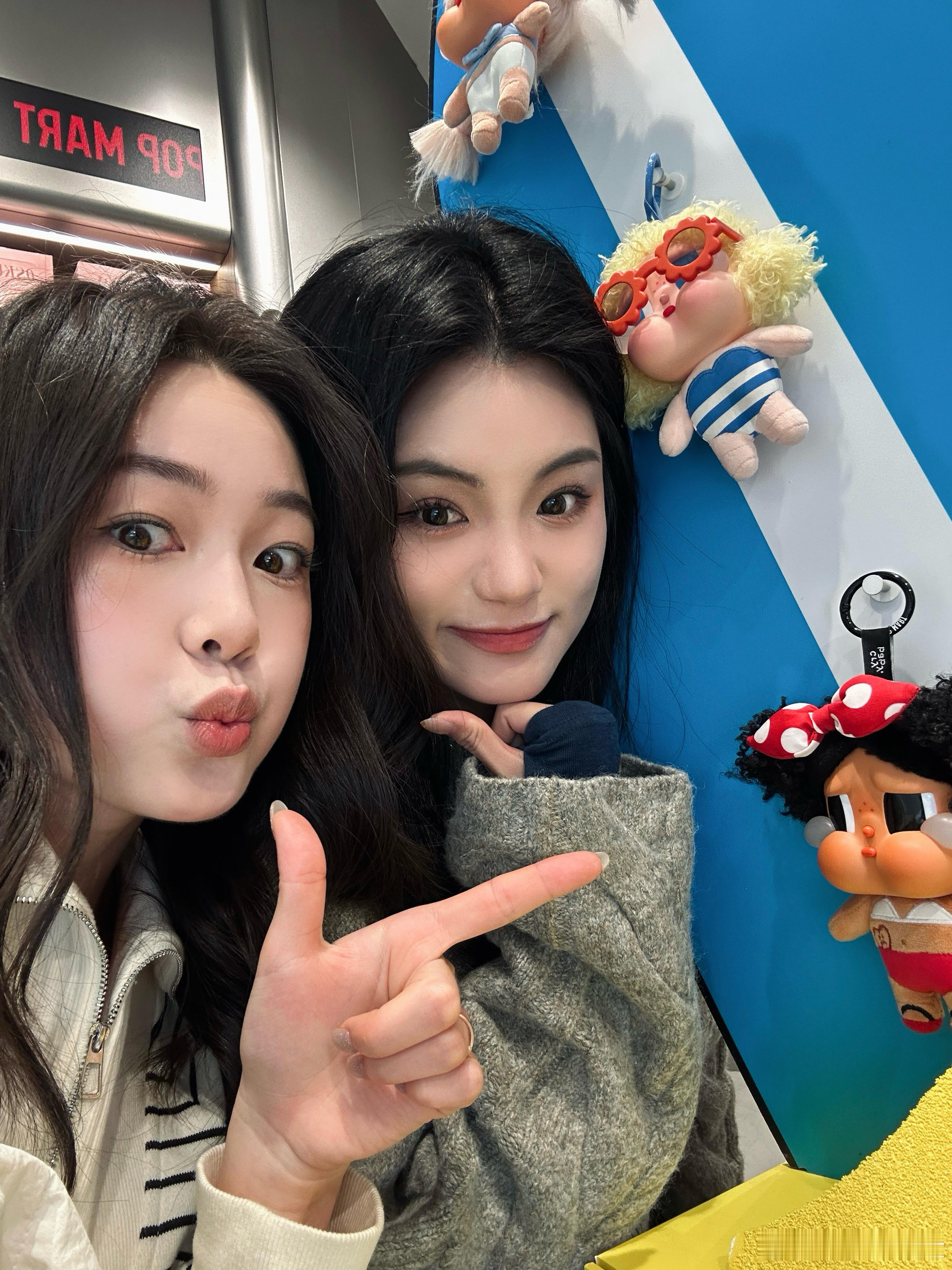 诺大的世界 来宝见了 N久没吃的晌熏吃了邦邦硬DQ吃了 疯狂动物城看了六点下班看