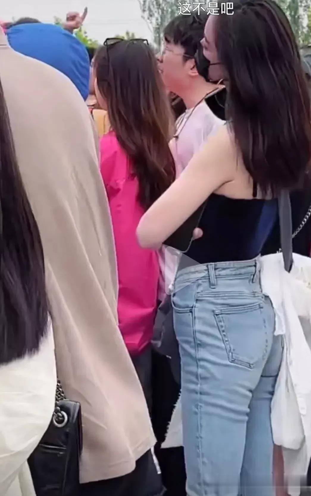 倪妮因为身材好，引起了热议！

5月2日，妮妮上了热搜，有网友偶遇倪妮看音乐节，