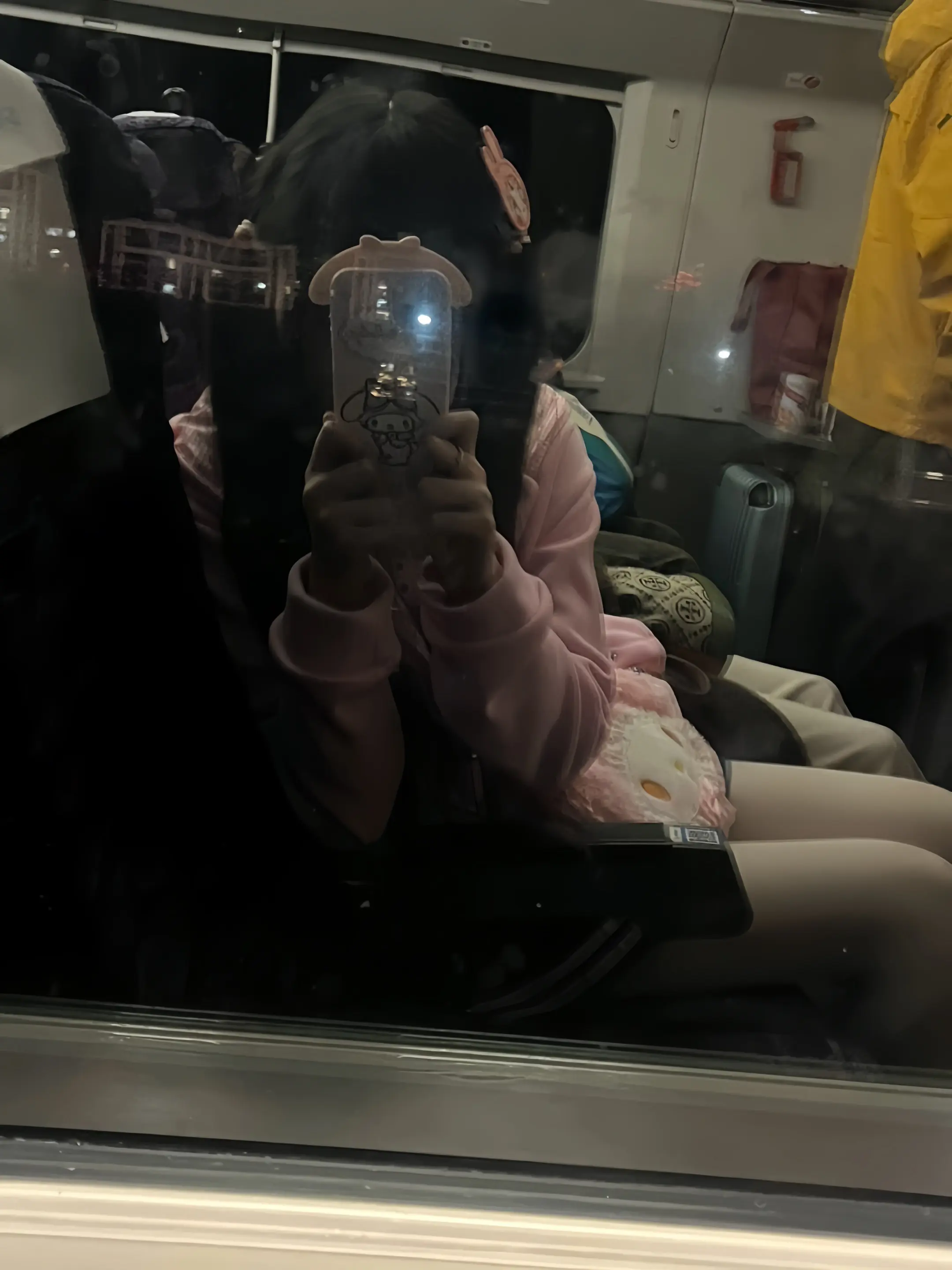 没关系呀 我的童年本来就充满暴力 争吵 恐惧缺少一切关于爱的东西 所以...