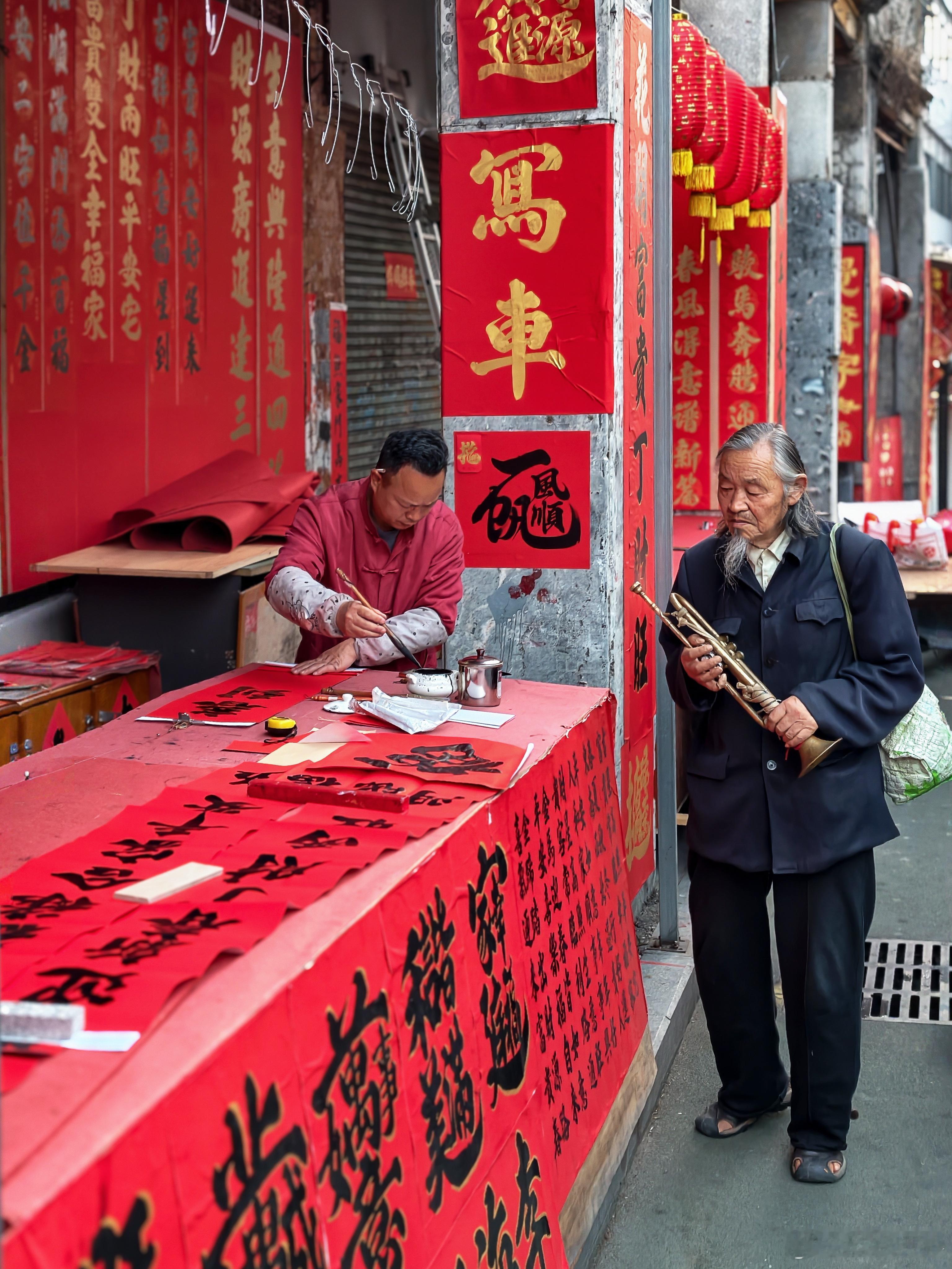 佛山快子路的年味，是笔尖写下的祝福，是梯上挂起的红火。打工人的手，也能写出最暖的