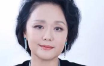 1979年，饰演潘金莲的廖学秋因为拍戏，和老公分别了六个月，她归心似箭，往家赶，