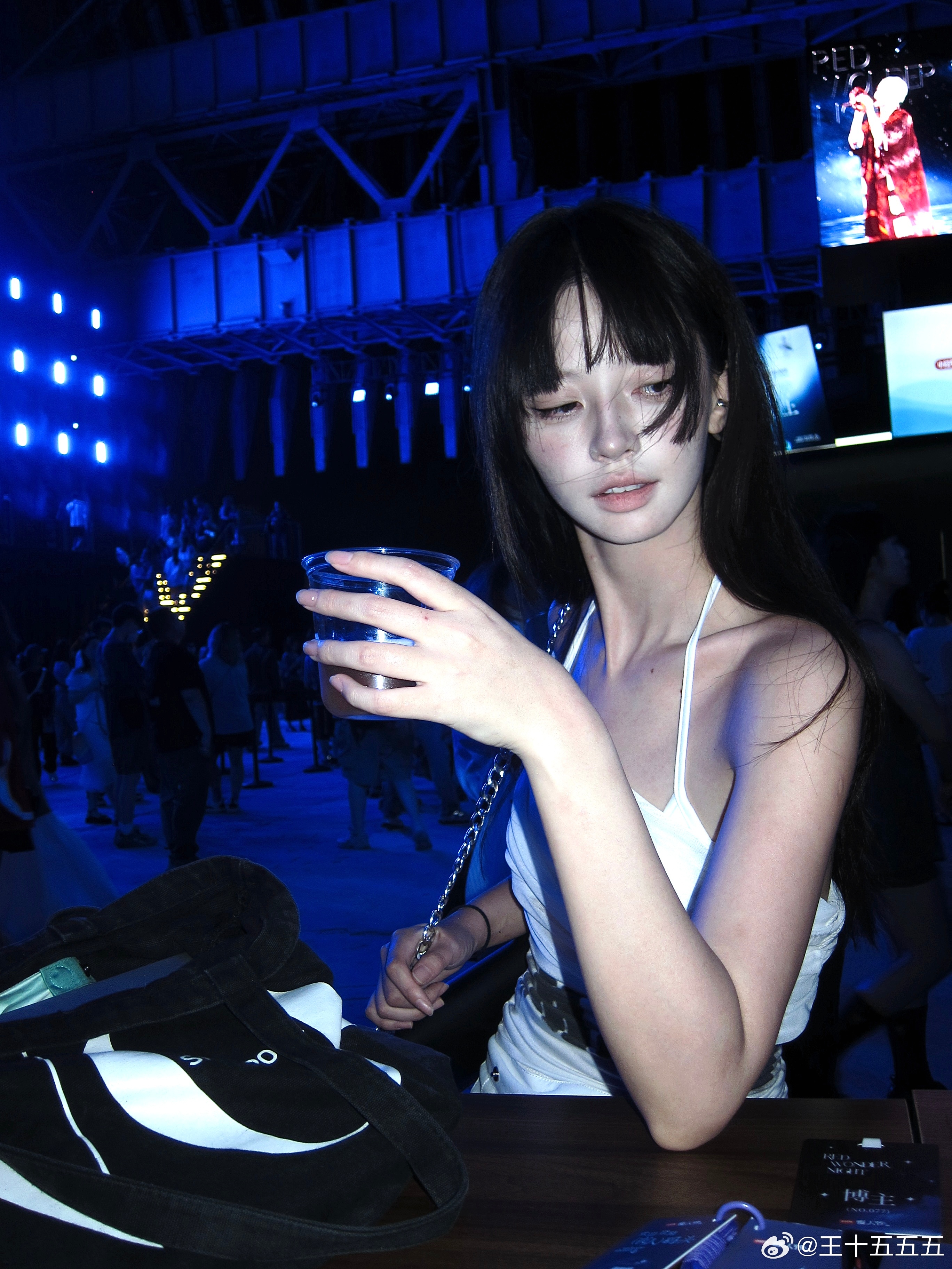 社恐人不语 只是一味远离人群 ​​​