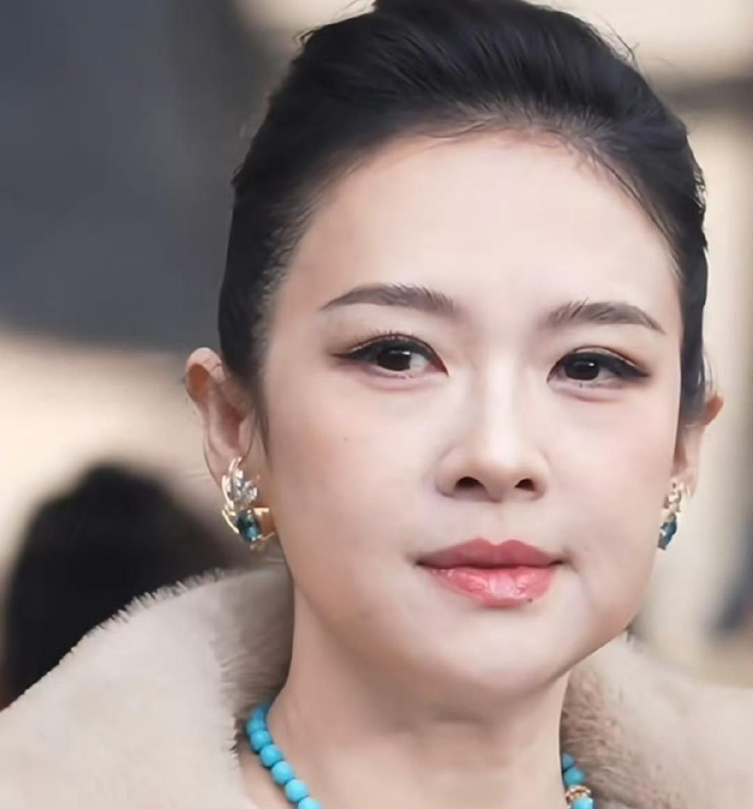 其实她现在的处境蛮尴尬的
稍微胖点，就被说发腮、馒化
瘦下来呢，又被吐槽老态、干