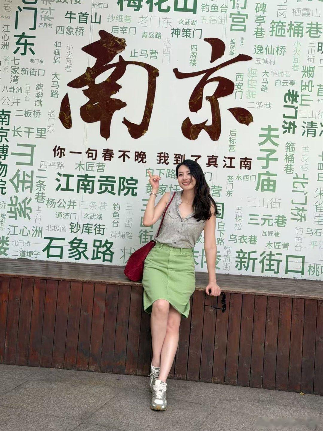 高圆圆穿搭还是杨桃那味儿 圆圆这期Vlog好有生活气，穿着这身逛吃，真的好像邻家