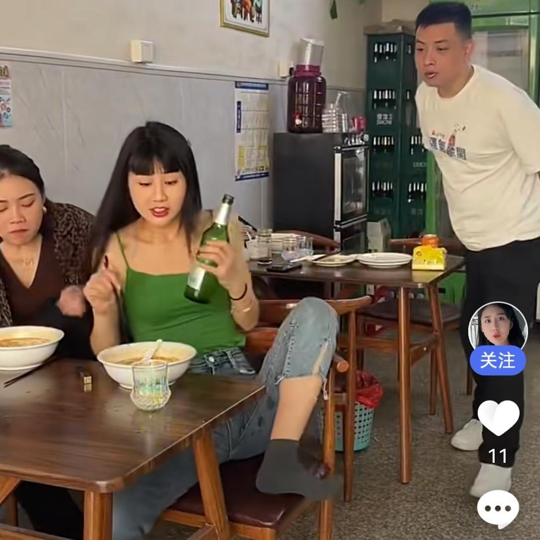 饭馆这一幕，属实把旁边大哥看懵了
 
饭店吃饭，这位女子直接把脚抬到餐椅上，鞋子