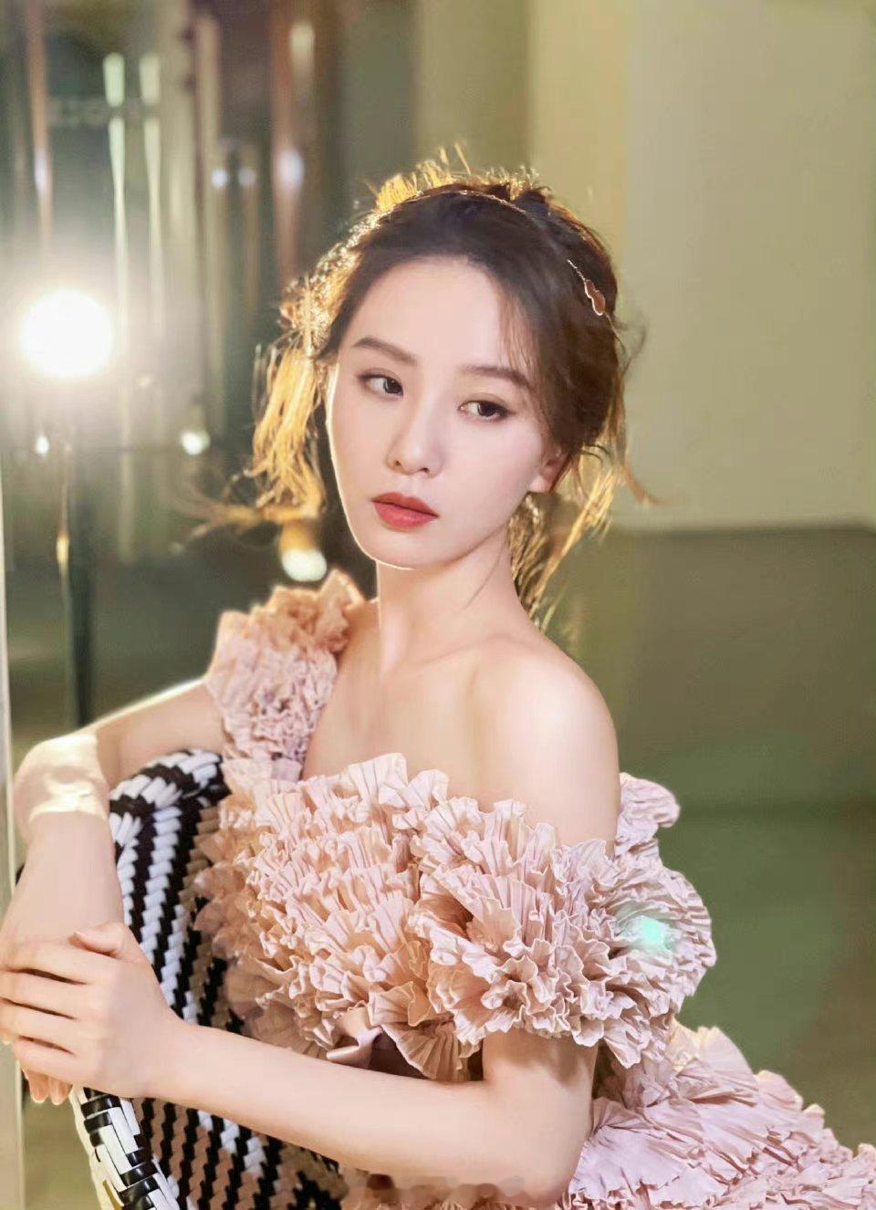 刘诗诗迷人的锁骨美背 