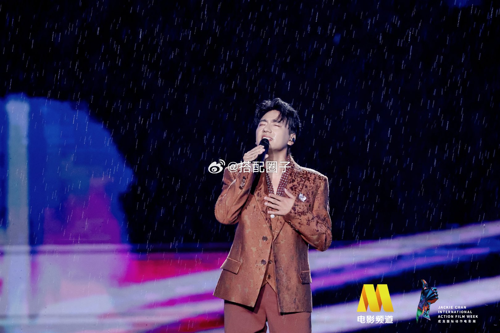 海来阿木在雨中唱歌海来阿木雨中演唱不息氛围感雨天和《不息》适配度太高！ 