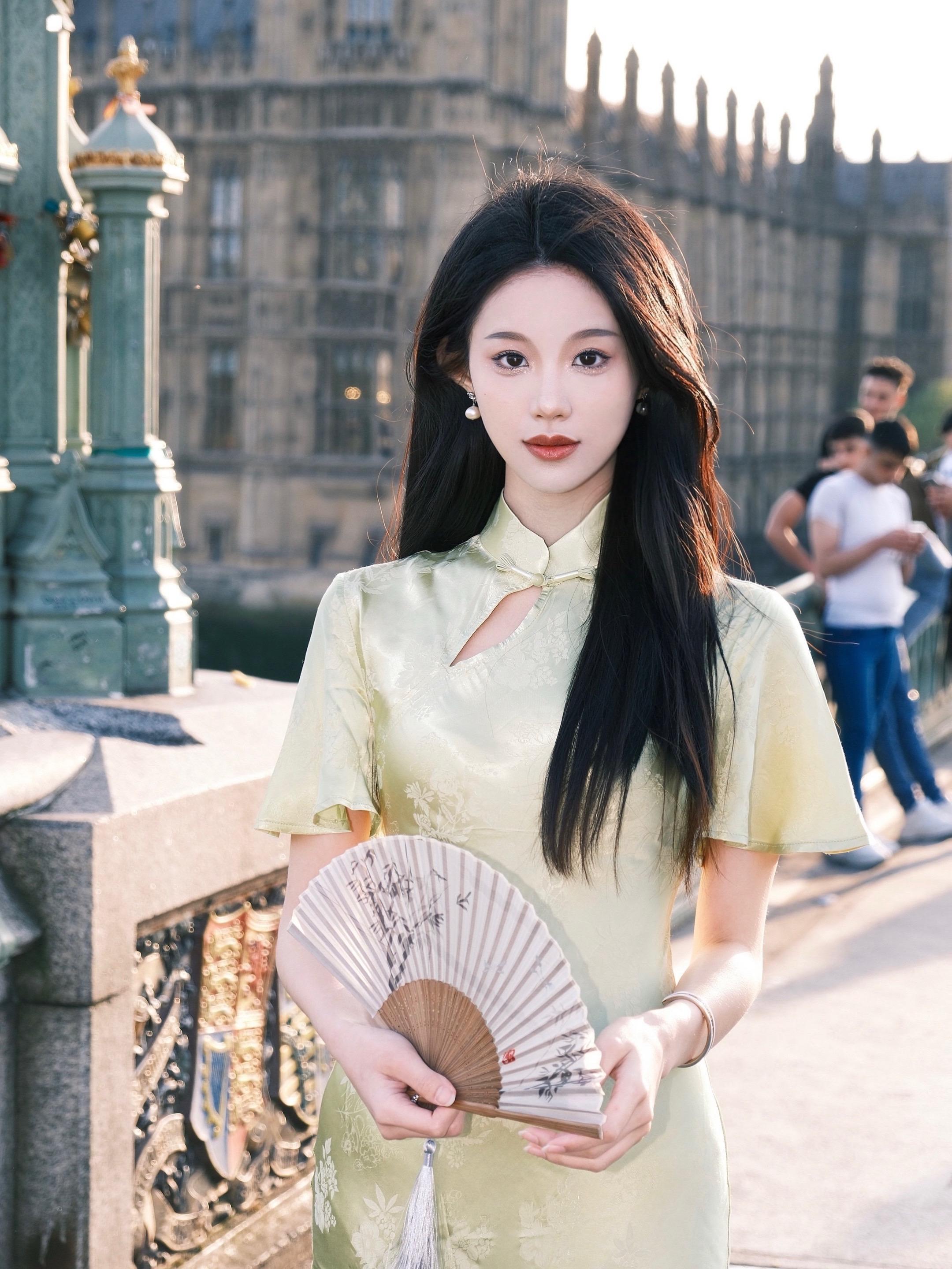 “她走在岁月之后，我坐在繁华尽头”