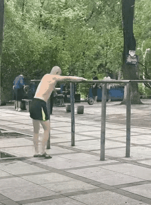 我也想这么牛叉一回，但是看了看医保卡，还是算了#大爷身份不简单# #原来是个大爷