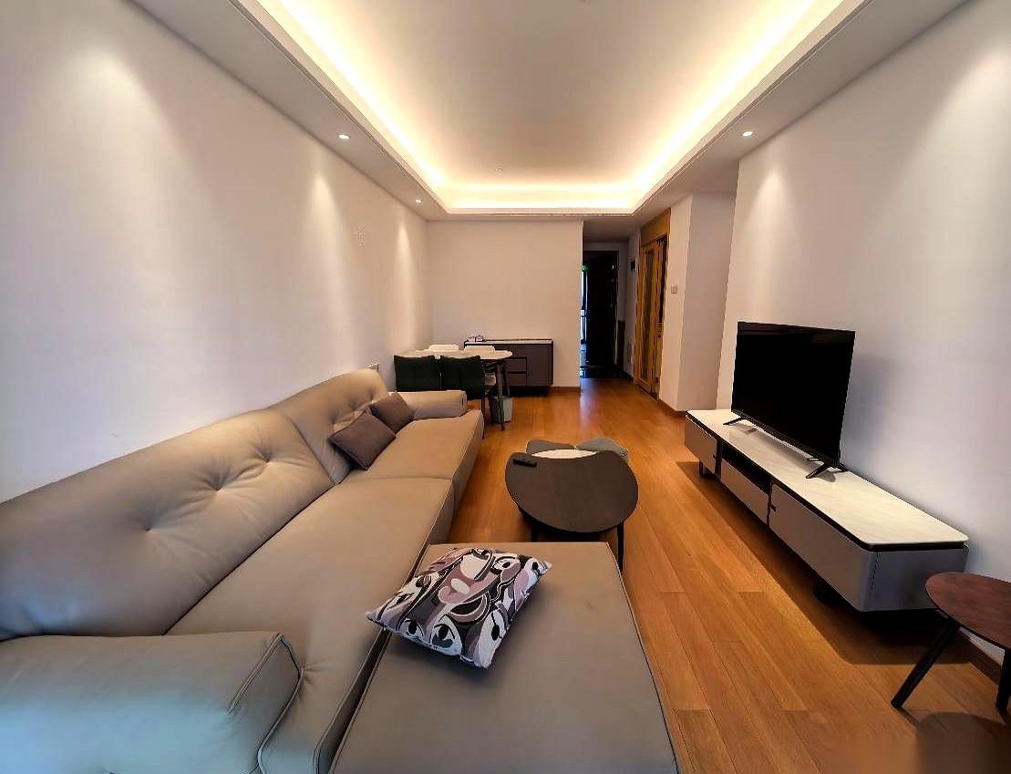 合同都摆在桌上了，笔都递到手边了。
她突然来一句：我不卖了。
我看着她，真的，一