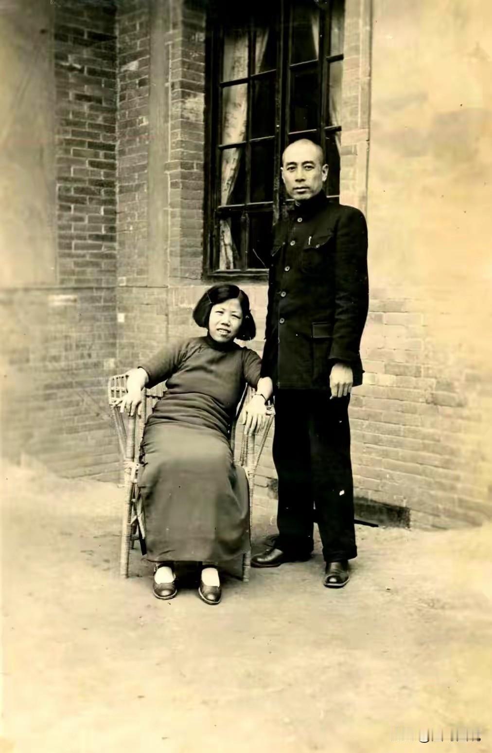 这是一对神仙眷侣，周总理和邓颖超大姐留下的珍贵合影，在这张照片中周总理尽显男人本