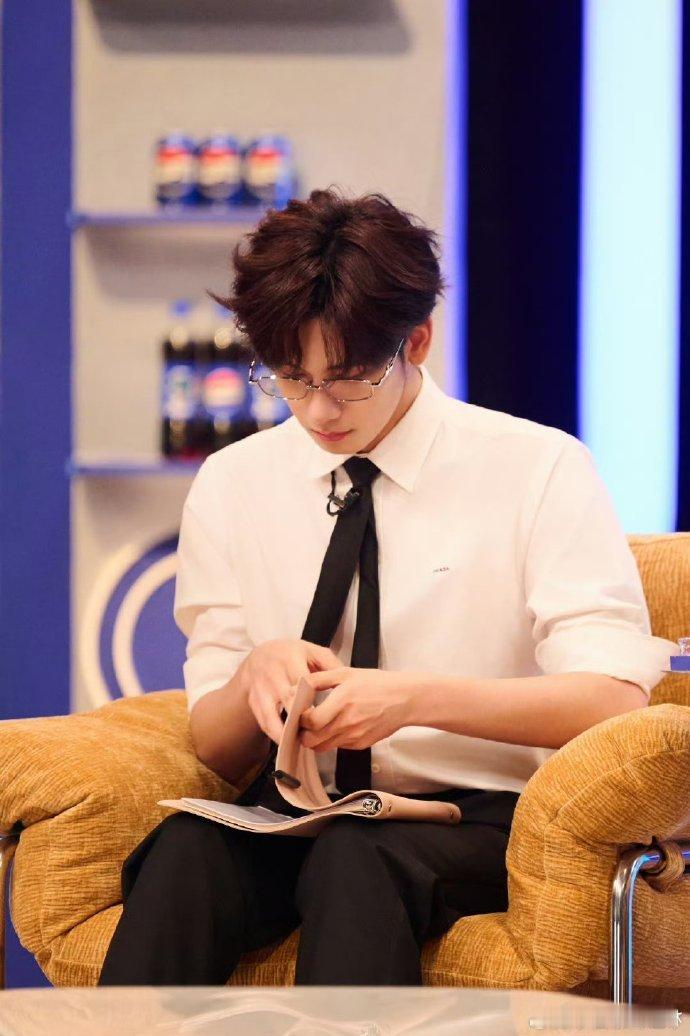 九年时光如白驹过隙，胡先煦变化惊人！《即刻上场》里他化身法学硕士江晨，金丝眼镜搭