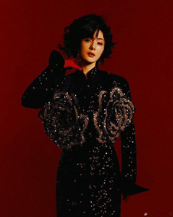 #杨幂摩登复古女郎# 杨幂T Mag开年大片 ～复古又时髦的百变女郎～一种极致的