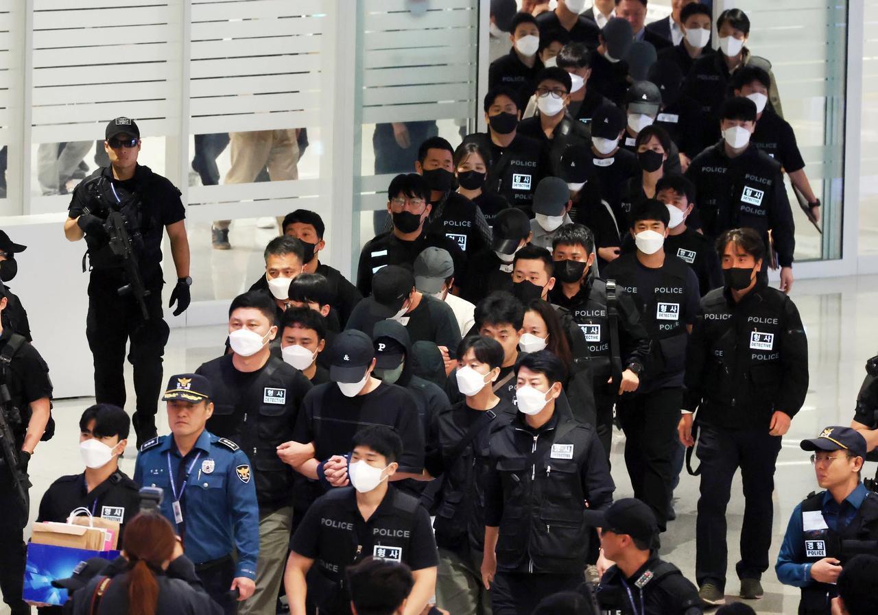 韩国不仅从柬埔寨捞回了几十个人，还要追回被骗资金。

柬埔寨方面称正在追查，不过