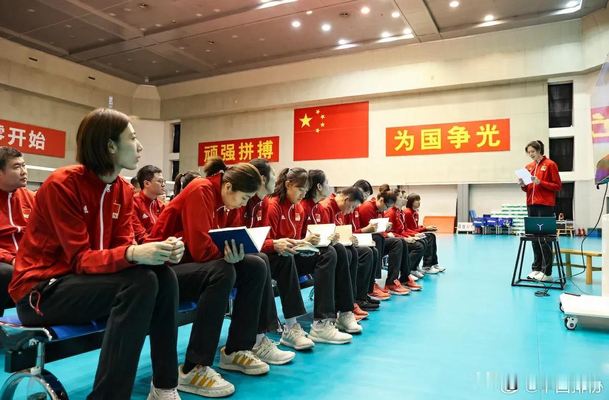 #你心中的女排阵容是怎样的#
落差一点！只能按照集训名单选择。我心目中的一个主攻