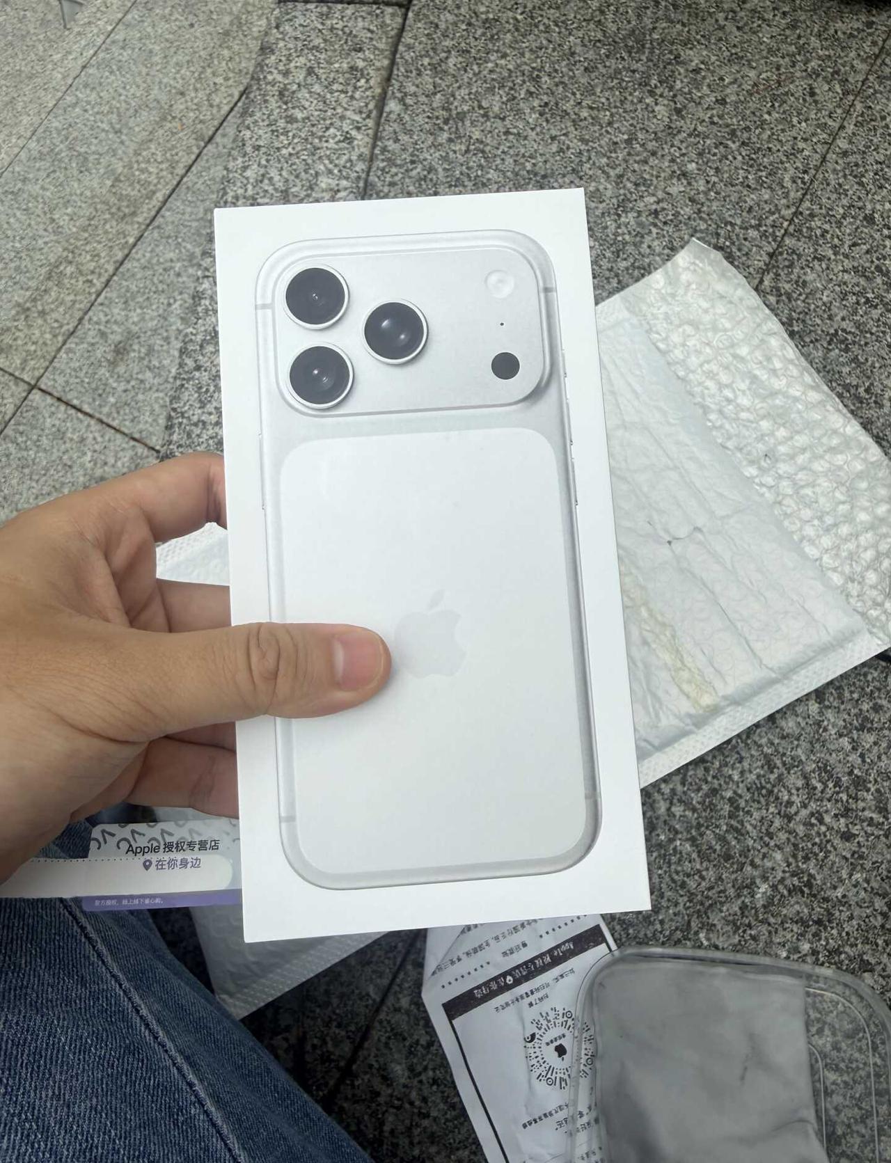收大哥白条买的小时达的17pro 256
深圳全新国行iPhone行情全新未拆封