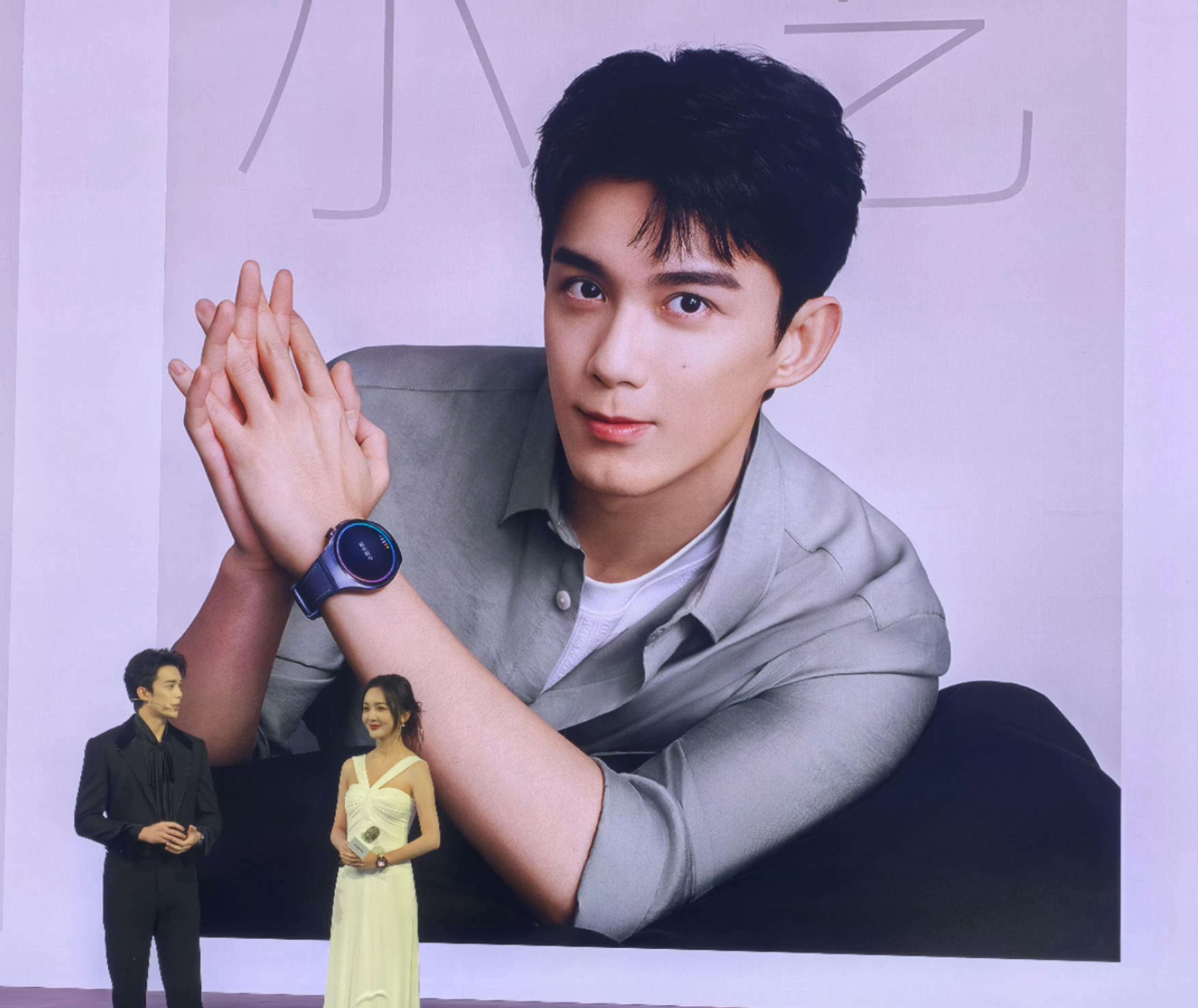 吴磊来华为发布会了有问题问小艺，华为Watch5真的太实用了，吴磊真帅啊！ ​​