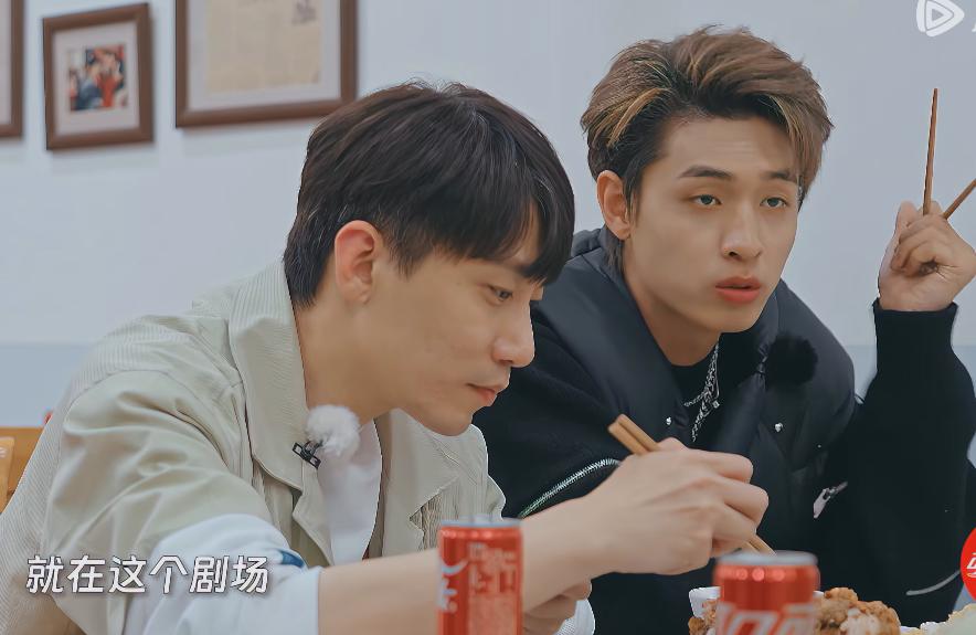 杨迪问秦霄贤何九华：你俩怎么搭上话的呢？老秦回忆：我俩第一回搭话就在天桥这个剧场
