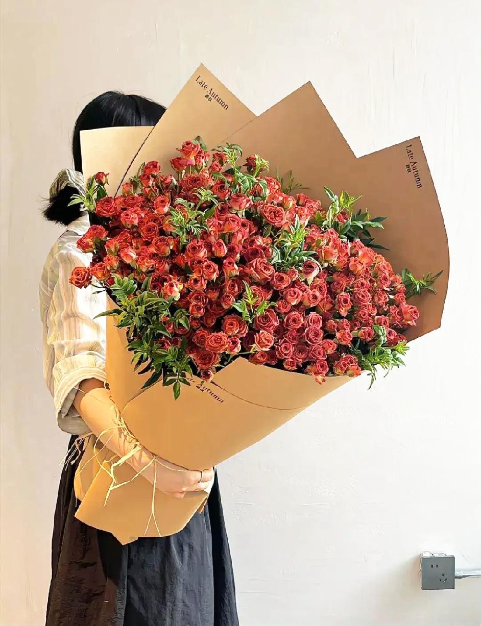 春是大地打了个温柔的喷嚏，
我接住了其中一朵花。