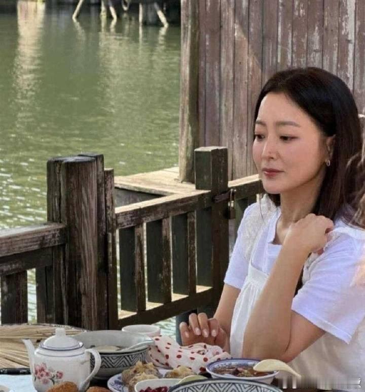 金喜善进了乌镇高清副本🍃白墙黛瓦烟雨朦胧的水乡底色，搭配金喜善温婉大方的容貌，