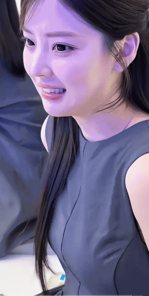 女子这是“喜欢”上了对面的他吧！她说的“流氓”好似很亲切。
对面的男子不知怎么惹