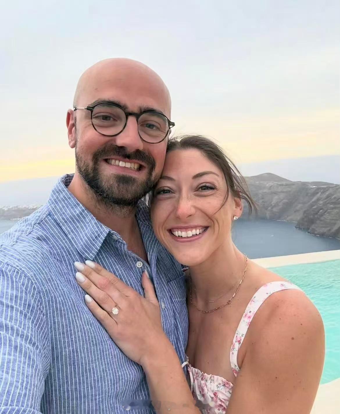 美国二传卡里尼接受加拿大主攻霍格的求婚。世界排坛资讯