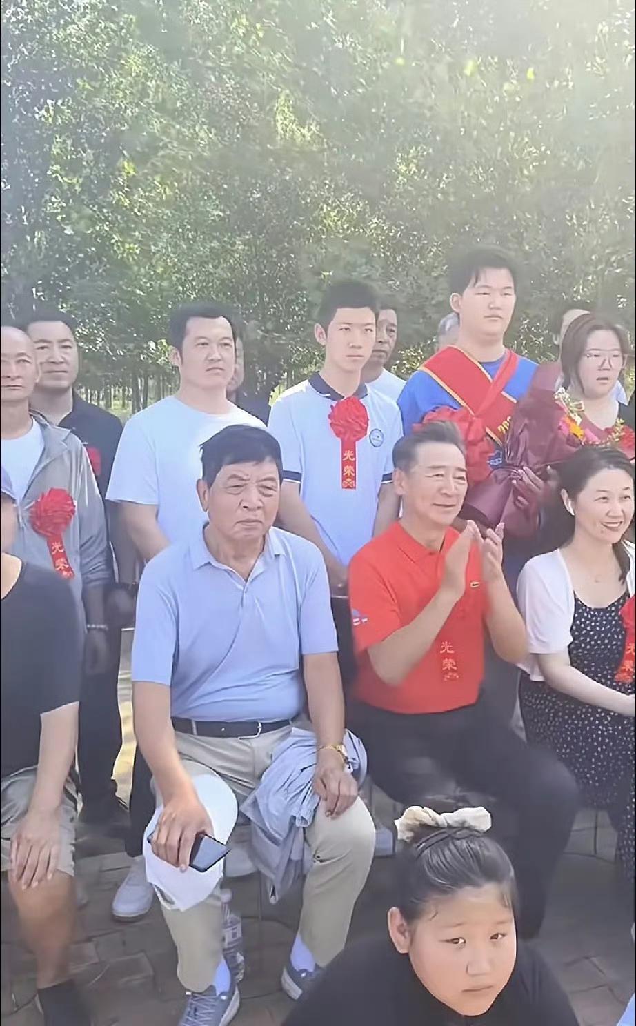 寇振海这回是真高调。72岁，红衣、横幅、舞狮、三块牌子——“帝国理工、光宗耀祖、