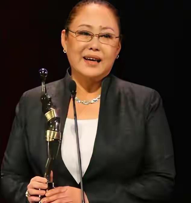 1986年，36岁的斯琴高娃远嫁瑞士。
那时我觉得瑞士宛如天堂，心想斯琴高娃去了