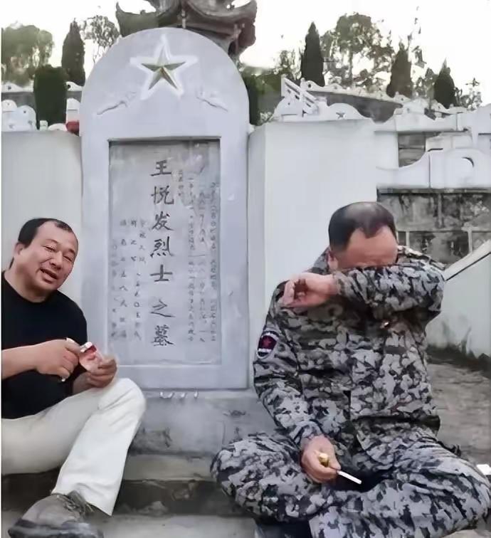 2013年，退伍军人韩维民去麻栗坡烈士陵园给战友王悦发扫墓，负责管理的张园长告诉